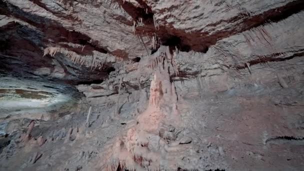Barlang. Felvétel. A belső a szikla hatalmas mennyezet szürke és sötét barna kövek. — Stock videók