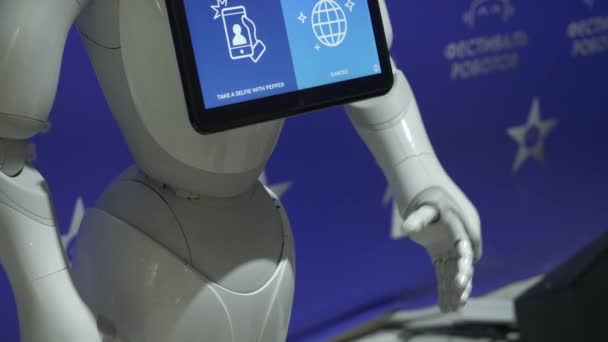 Moskwa-Rosja 31.1.2022. Odbiór. Pokazane prace robotów, które mogą powiedzieć cześć i rozmowę.Używaj tylko do redakcji — Wideo stockowe