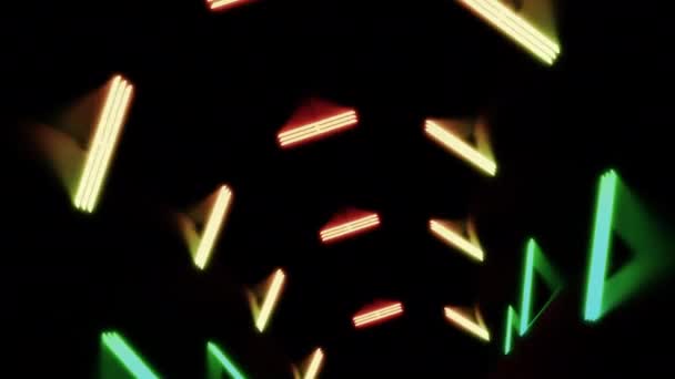 Yttre rymden bakgrund med flygande neon trianglar skapa en tunnel. Design. Korridor av triangulära silhuetter isolerade på en svart bakgrund, sömlös loop. — Stockvideo