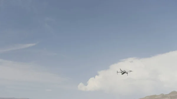 Άποψη του drone agains γαλάζιο ουρανό. Πάμε. Πανέμορφος ουρανός. Κηφήνας που πετάει στον γαλάζιο ουρανό. Σύννεφο ουρανό. — Φωτογραφία Αρχείου
