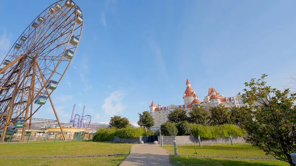 Szórakoztatópark. Felvétel. Nyáron egy hatalmas vidámparkot forgatnak. Óriáskerék. — Stock Fotó