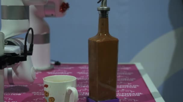 Presentación de robots actualizados. HDR.Un robot araña que funciona como uno real y una máquina que puede levantar botellas y verter líquidos. — Vídeo de stock