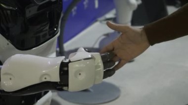 Yekaterinburg-Rusya 'da Robot Festivali. Kompleks komutlar veren ve diğerlerine ulaşıp onları selamlayan yeni robotların HDR sunumu .