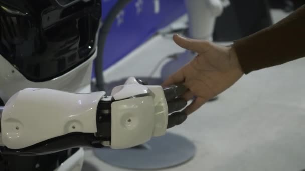 Festival de robots à Ekaterinbourg-Russie. Présentation de nouveaux robots qui exécutent des commandes complexes et peuvent même atteindre et saluer les autres . — Video