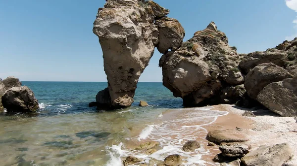 Rock. Acção. Vista das rochas na praia — Fotografia de Stock