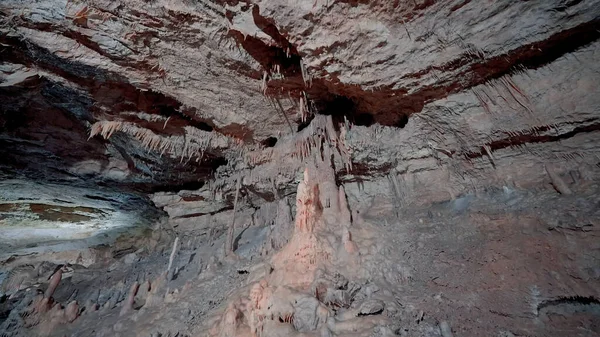 Cueva. Acción. El interior de la roca con enormes techos de piedras grises y marrón oscuro. — Foto de Stock