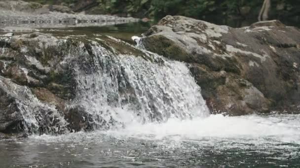 Красивый водопад на реке в горной местности. Творческий подход. Успокаивающий небольшой водопад и холодный поток. — стоковое видео