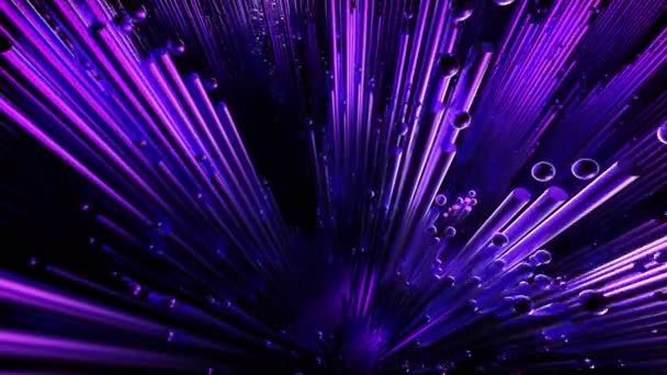 Große lila Linien.Design.Long lila Neon-Sticks glühen und wachsen im 3D-Format und fallen dann wieder nach unten. — Stockvideo