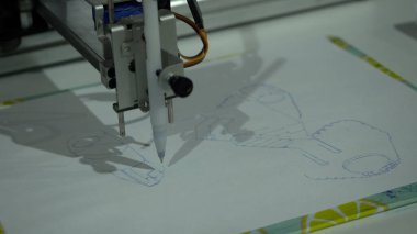  Resim ve grafik çizen bir makine. HDR. Bir kağıt parçasına çizim yapan robot makine..