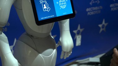 Moskova-Rusya 31.2022. HDR. Merhaba diyebilen ve konuşabilen robotların gösterimi. Sadece yazı işleri için kullanın.