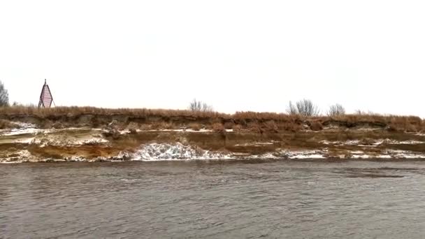 Landschaft Mit Einem Fluss Clip Ein Frühlingshafter Gefrorener Fluss Mit — Stockvideo