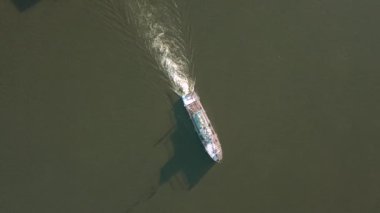 Kış kuşbakışı. Şarjör. Kargo gemileri nehir boyunca ilerliyor ve kargo taşıyor. Yüksek kalite 4k görüntü