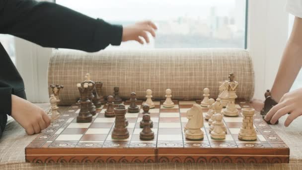 체스를 클로즈업합니다 게임에서 움직이는 아이의 조각들 — 비디오