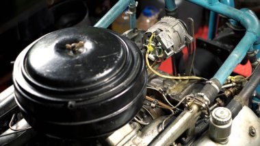 Hızlı detaylarla çalışan motor mekanizmasını kapat. Şarjör. Bir makine motoruna sahip endüstriyel arkaplan.