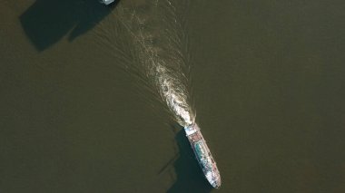 Kış kuşbakışı. Şarjör. Kargo gemileri nehir boyunca ilerliyor ve kargo taşıyor. .