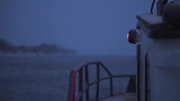 貨物船の一部。川の波を発達させ、美しい夕日と紫色の背景を持つ暗い夜に貨物を運ぶトレーラー付きの大きな船. — ストック動画