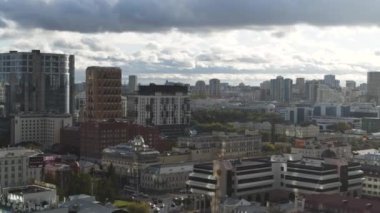 Yazın en güzel modern şehir manzarası. Stok görüntüleri. Bulutlu bir yaz gününde gökdelenleri olan şehir manzarası. Modern mimarisi olan iyi korunmuş bir şehir.