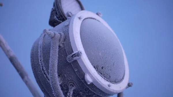 Una linterna congelada brillante.Clip. Cielo azul y una gran linterna brillante que estaba cubierta de hielo del frío y un cielo brillante. — Foto de Stock