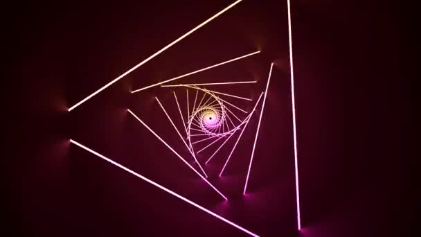Lila nagy háromszögek fényes megvilágítással. Tervezés. Fényes vonalak és háromszögek létrehoz egy alagút fekete háttérrel animáció. — Stock videók