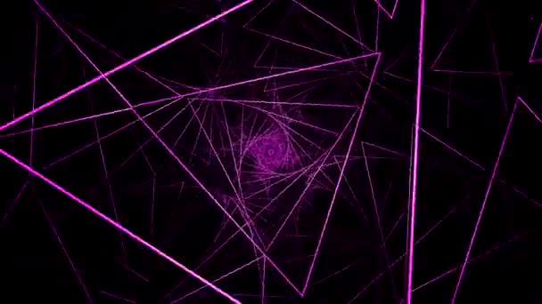 De grands triangles violets avec un éclairage lumineux. Design. Lignes et triangles lumineux créant un tunnel dans un fond noir en animation. — Video