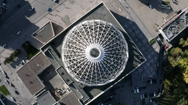Luftfoto af stor og smuk kuppel af cirkus, Ekaterinburg, Rusland. Aktieoptagelser. Boligbyggeri og smukke kontorbygninger på en sommerdag. Stock-billede