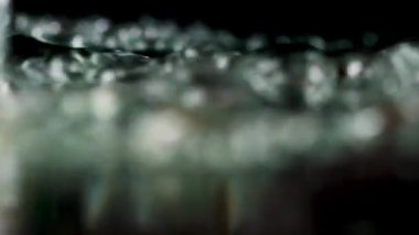 Siyah arka planda hareket eden hava kabarcıklarıyla kaynayan yola yaklaş. Stok görüntüleri. Yemek pişirme ya da sıcak içecek yapma kavramı.