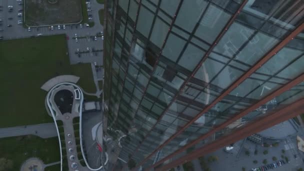 Vista aerea dall'alto di un grattacielo con facciata in vetro. Filmati delle scorte. Torre di vetro, bellissimo edificio della città. — Video Stock
