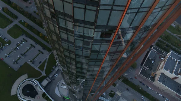 Bovenaanzicht vanuit de lucht van een wolkenkrabber met glazen gevelgebouw. Voorraadbeelden. Glazen toren, prachtig stadsgebouw. — Stockfoto