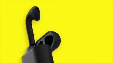 Siyah çantanın içindeki kablosuz kulaklıkların minimal tasarımı. Hareket. Modern teknoloji kavramı.