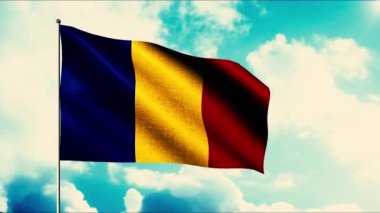 Romanya 'nın üç renkli bayrağı. Hareket. Mavi, sarı ve kırmızı gibi üç renkten oluşan bayrak, parlak mavi bir gökyüzünün arka planında dans eder..