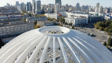 Rusya, Ekaterinburg sirkinin büyük ve güzel kubbesinin havadan görünüşü. Stok görüntüleri. Bir yaz günü konut binaları ve güzel ofis binaları.