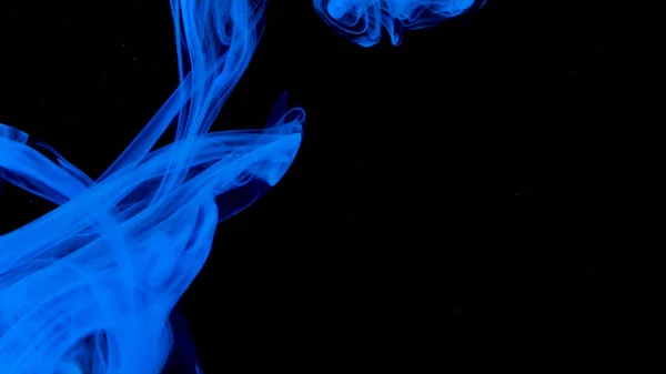 Blå bläck droppar under vattnet på en svart bakgrund. Lagerbilder. Närbild av vacker blå färg som flyter under vattnet. — Stockfoto