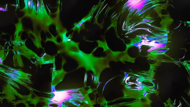 Absztrakt idegen lény sejtosztódás fekete háttérrel, zökkenőmentes hurok. Indítvány. Zöld és lila ismeretlen anyag. — Stock videók