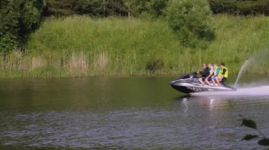 İnsanlar gölette tekneye biniyor. - Yaratıcı. Aile nehirde bir zevk teknesine biniyor. Çocuklu ebeveynler birlikte açık hava aktiviteleri yaparlar.