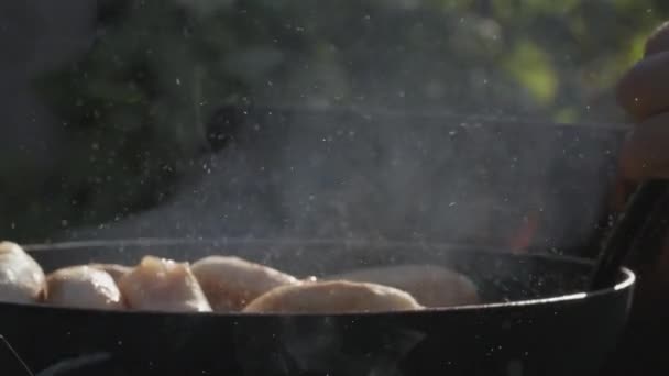 パンの中にパイ。創造的だ。生地は熱い鍋で揚げられます.油が沸騰している。火の上で自然界の食物を揚げる — ストック動画