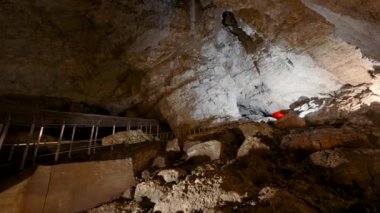 Kayalıklardaki turist mağaraları. Başla. Yürüyüş yolları olan dev kaya mağaraları. Büyük kayalık mağaranın içinde, karanlıkta
