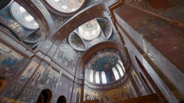 Katedralen över Jesu Kristi uppståndelse. Taket i en stor vacker kyrka där många ikoner är målade och enorma tak med fönster. — Stockvideo