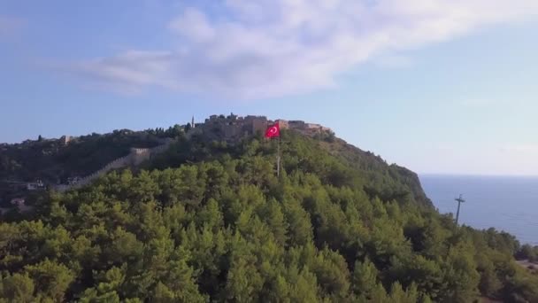 ANKARA, TURQUIA - FEVEREIRO 25, 2022: Vista superior de uma cidade na Turquia em uma colina durante o dia. CLIP. Um belo subúrbio nas florestas com uma bandeira turca. Filmado em um quadricóptero de cima — Vídeo de Stock