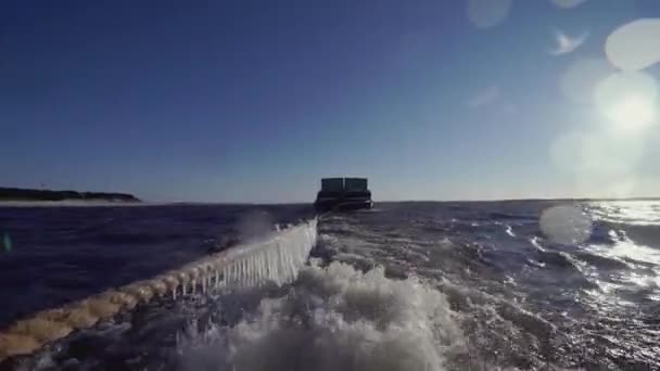 大驳船在北极。CLIP 。在前景线绳与冰柱。在背景中，一艘在冰水中的重型驳船成为焦点。拖船拖驳船的船 — 图库视频影像