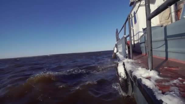 Barca da pesca galleggia in mare al tramonto. Clip. Vista dalla chiatta all'orizzonte del mare. Romantica nuotata all'alba nel mare — Video Stock