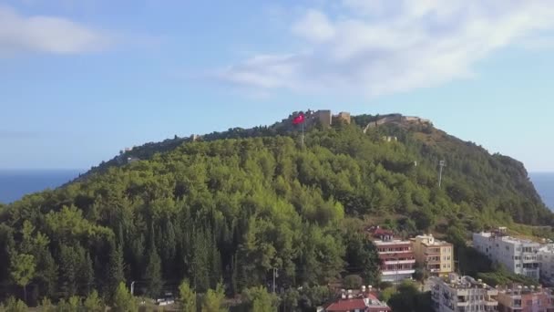 ANKARA, TURQUIE - 25 FÉVRIER 2022 : Vue de dessus d'une ville en Turquie sur une colline pendant la journée. CLIP. Une belle banlieue dans les forêts avec un drapeau turc. Filmé sur un quadcopter d'en haut — Video