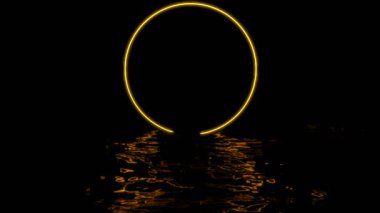 Siyah arkaplandaki suda yansıyan neon halkası. Tasarım. Güzel yüzük karanlık suyun üzerinde parlar. Çemberden yansıyan ışıkla su dalgaları