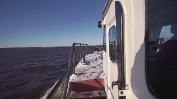 Barca da pesca galleggia in mare al tramonto. Clip. Vista dalla chiatta all'orizzonte del mare. Romantica nuotata all'alba nel mare — Video Stock