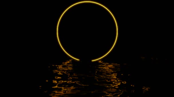 Anillo de neón con reflejo en agua sobre fondo negro. Diseño. Hermoso anillo brilla sobre el agua oscura. Ondas de agua con luz reflejada del círculo — Vídeo de stock