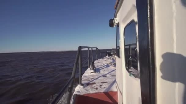 Barca da pesca galleggia in mare al tramonto. Clip. Vista dalla chiatta all'orizzonte del mare. Romantica nuotata all'alba nel mare — Video Stock