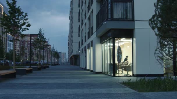 现代的城市街道在夏夜的一天.库存录像。蓝色阴天背景下新的现代睡眠区的建筑. — 图库视频影像