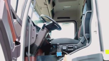 KAMAZ kulübesinin içi. Sahne. Düğmeye basılır ve sandalye kalkar. Kamyonun alt kısmının iç kısmı. Siyah koltuklar ve siyah iç mekan