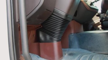 KAMAZ kulübesinin içi. Sahne. Düğmeye basılır ve sandalye kalkar. Kamyonun alt kısmının iç kısmı. Siyah koltuklar ve siyah iç mekan