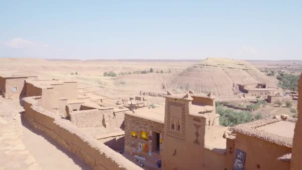 Туристическое место. Действие. коричневые старые здания и пещеры, расположенные в пустыне, где мало кто ходит. — стоковое видео