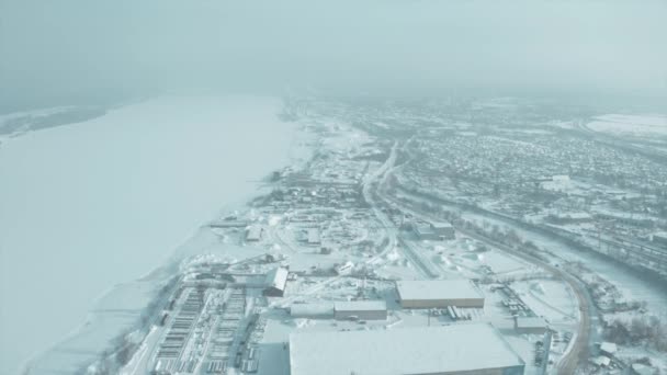 Madártávlatból kilátás a téli városra.Clip.Clip. Fehér háttér, ahol egy kis falu kis házak látható, és egy nagy fagyott tó látható. — Stock videók